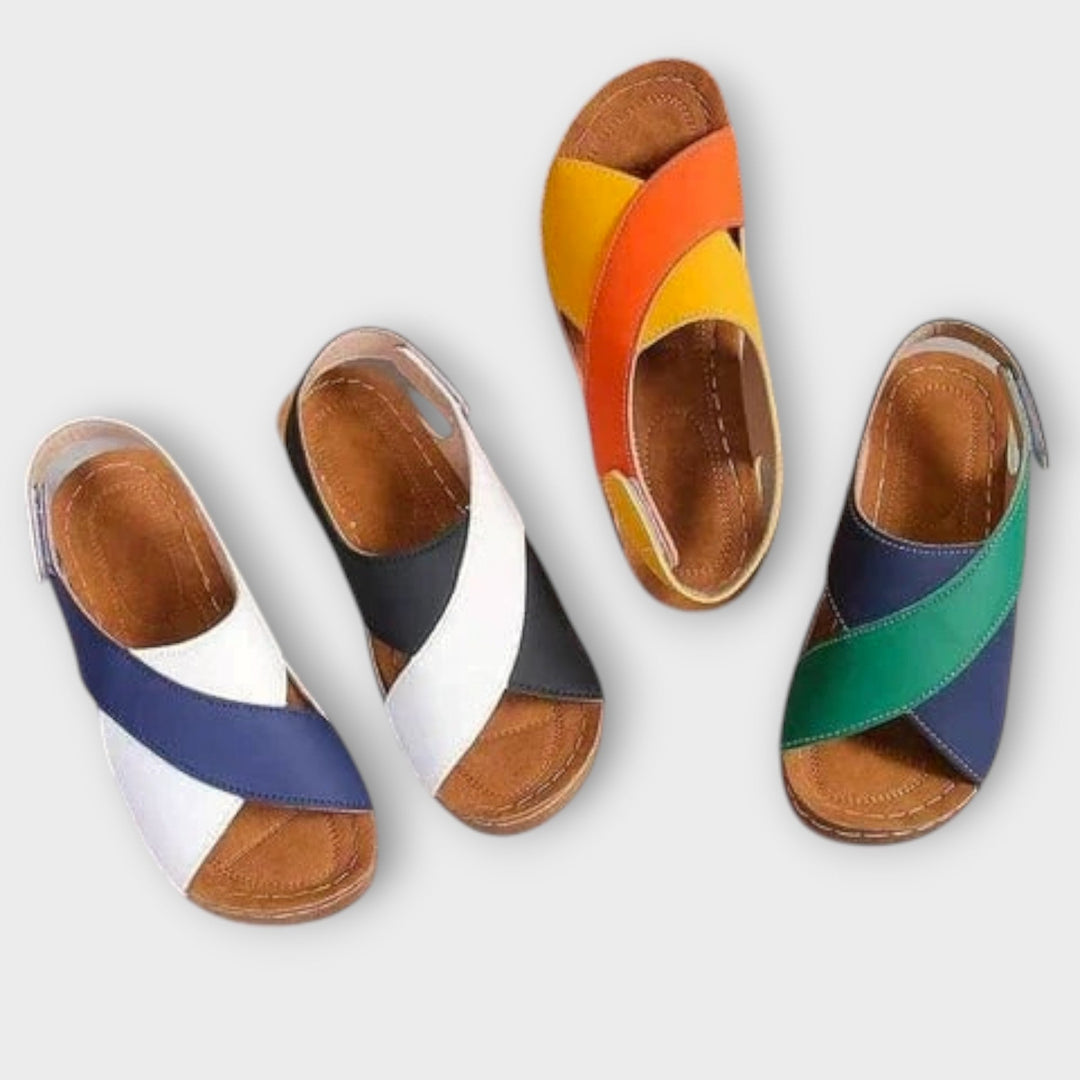 סנדלים פתוחים עם רצועה מתכווננת לנוחות ואלגנטיות