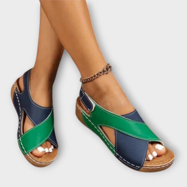 סנדלים פתוחים עם רצועה מתכווננת לנוחות ואלגנטיות