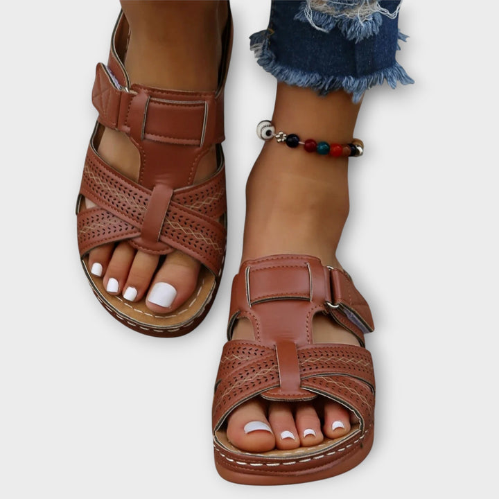 סנדלים מעור ארגונומיים עם עיצוב אלגנטי