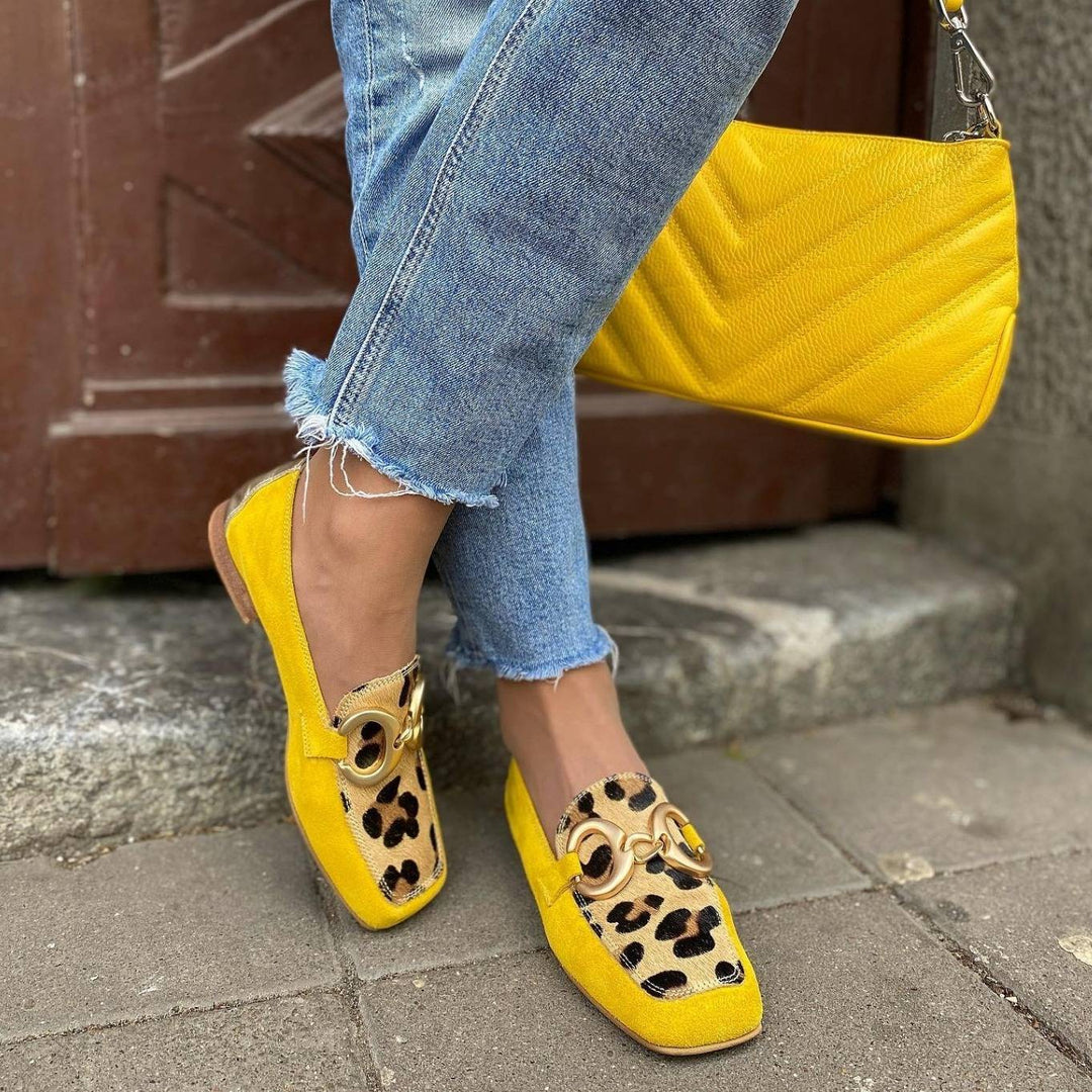 סניקרס עם הדפס חייתי ועיצוב מודרני