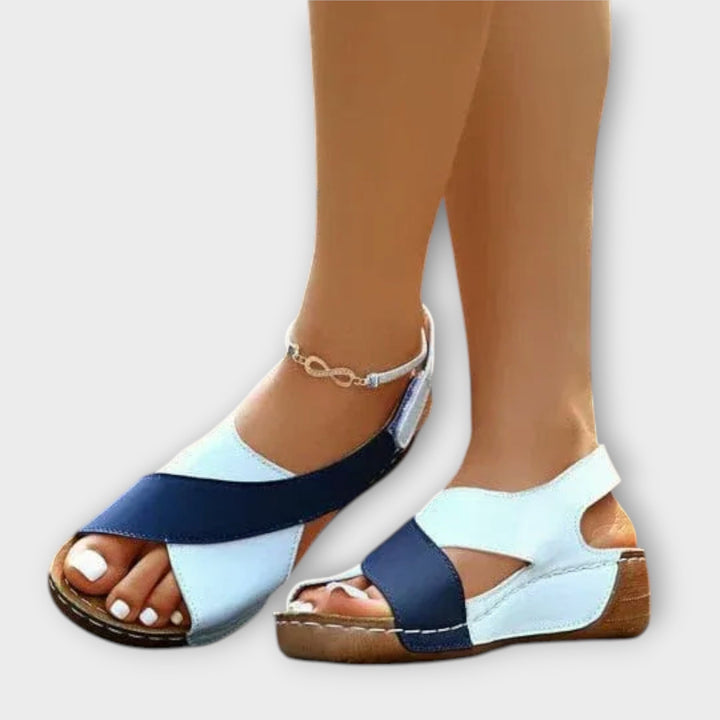 סנדלים פתוחים עם רצועה מתכווננת לנוחות ואלגנטיות