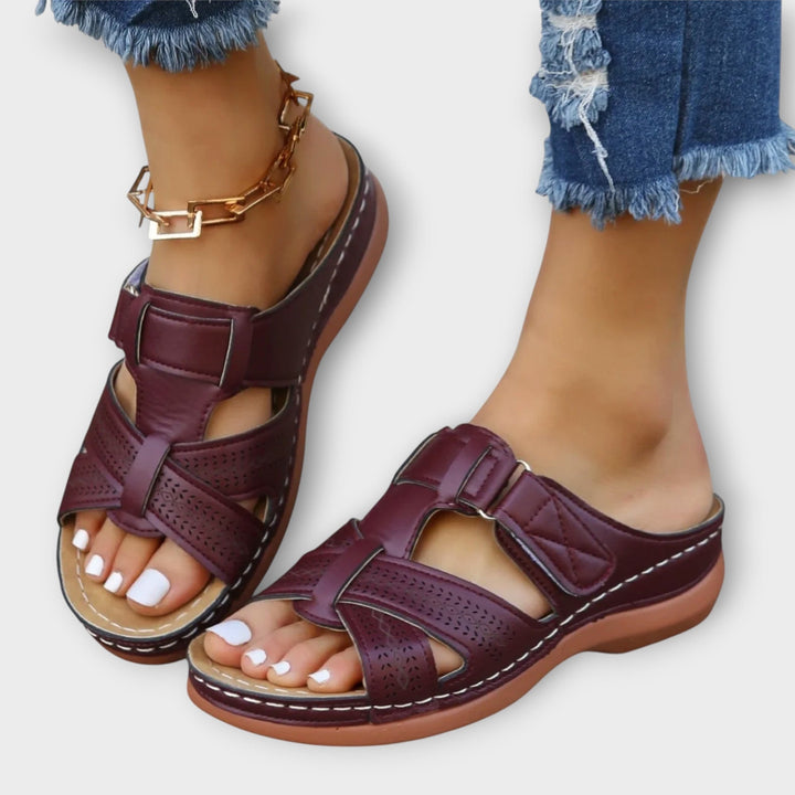 סנדלים מעור ארגונומיים עם עיצוב אלגנטי
