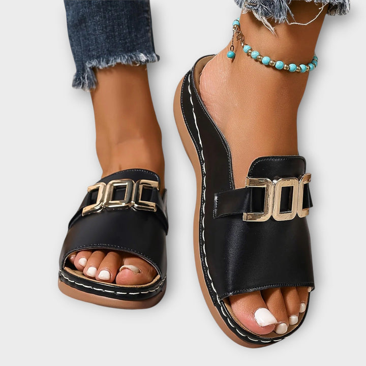 סנדלי אסטל עם אבזם מוזהב ונוחות מקסימלית