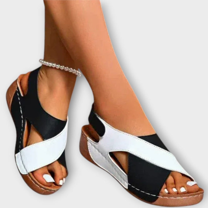 סנדלים פתוחים עם רצועה מתכווננת לנוחות ואלגנטיות