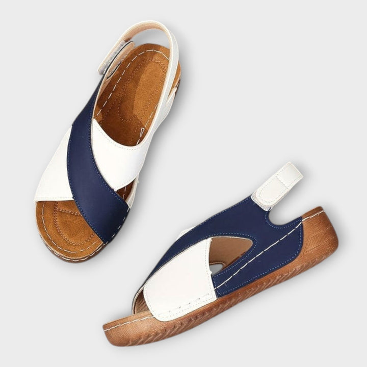 סנדלים פתוחים עם רצועה מתכווננת לנוחות ואלגנטיות