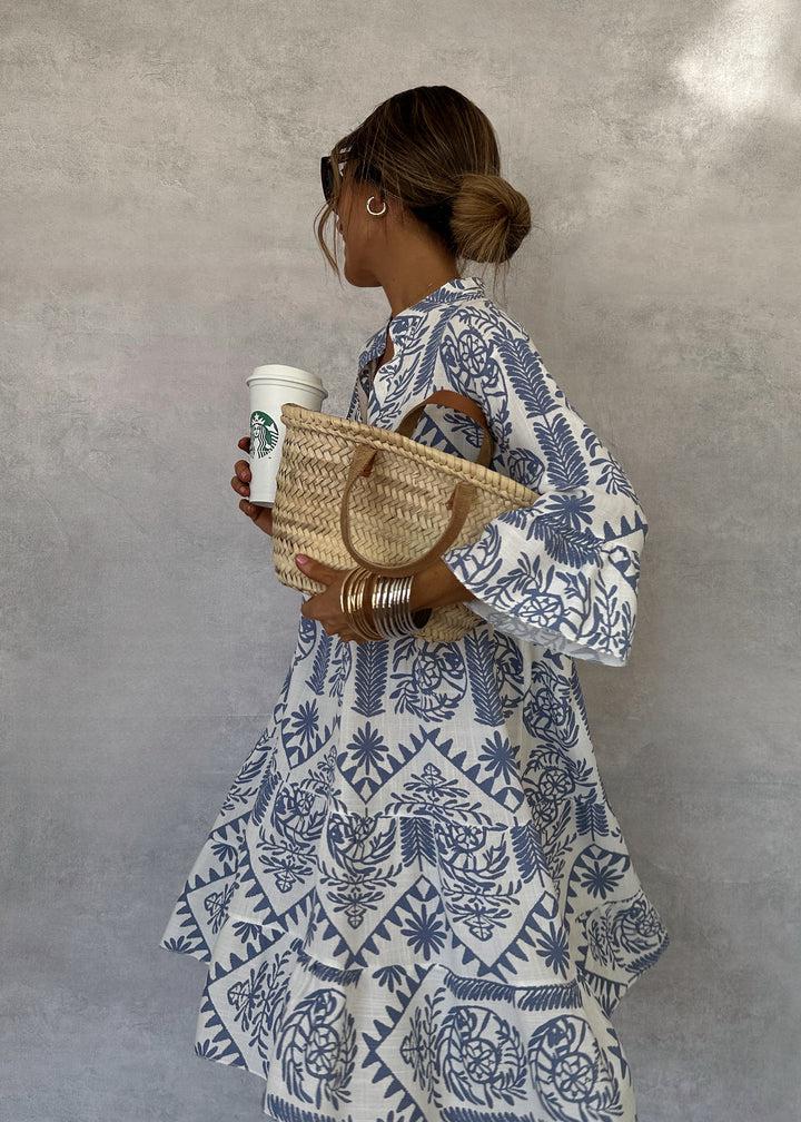 שמלת אופנה מודפסת עם חיתוך מחמיא