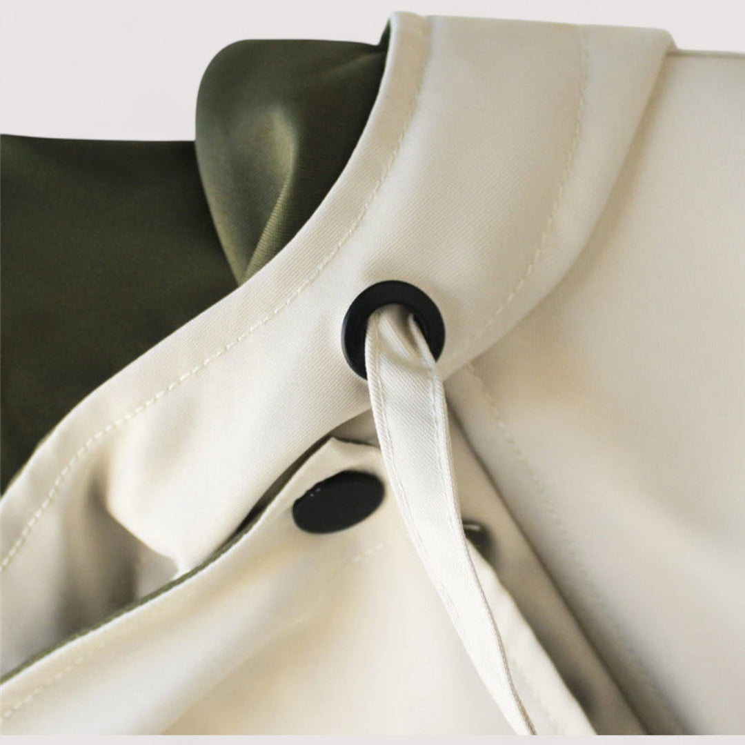 מעיל קל ואלגנטי עמיד במים עם גזרה מחמיאה