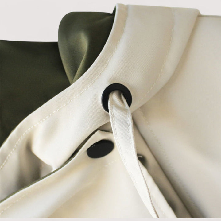 מעיל קל ואלגנטי עמיד במים עם גזרה מחמיאה