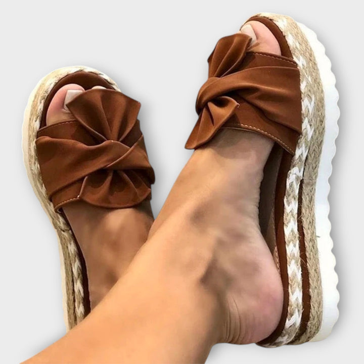 סנדלים פתוחים עם קשת דקורטיבית ונוחות מתמשכת