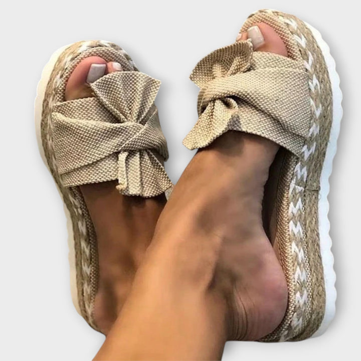 סנדלים פתוחים עם קשת דקורטיבית ונוחות מתמשכת