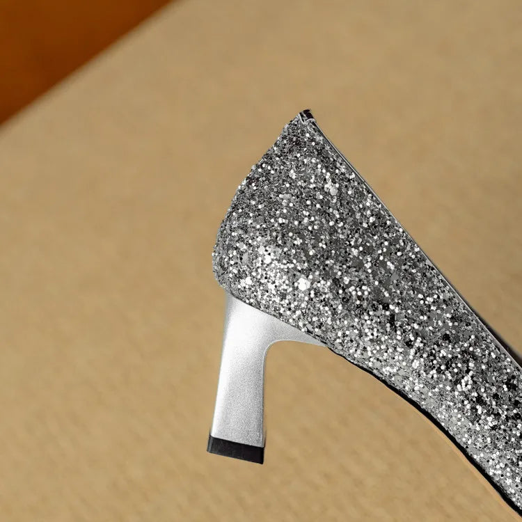 נעלי גלוריה מבריקות עם עקב יציב ואבזם קריסטל