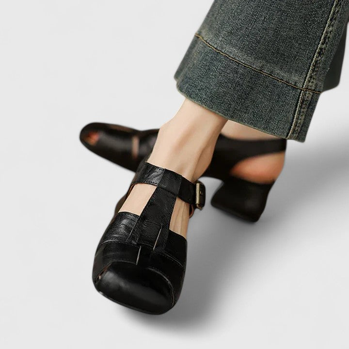 סנדלי עור עם חיתוכים מעוצבים לנוחות ואופנתיות