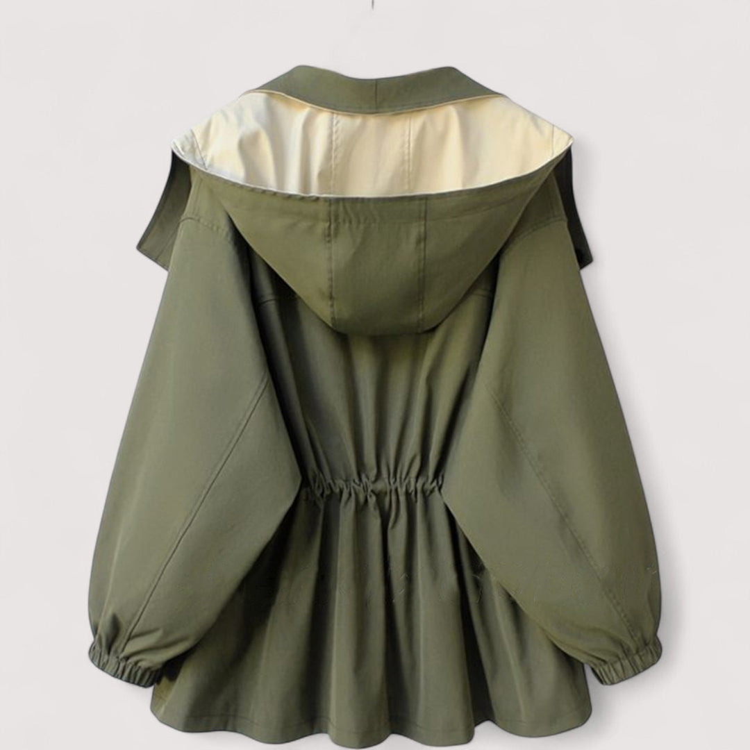 מעיל קל ואלגנטי עמיד במים עם גזרה מחמיאה