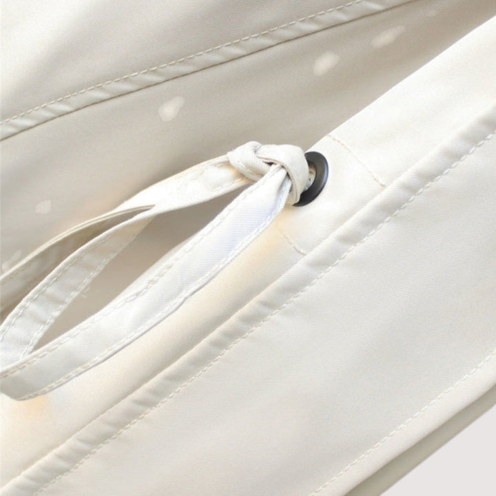 מעיל קל ואלגנטי עמיד במים עם גזרה מחמיאה