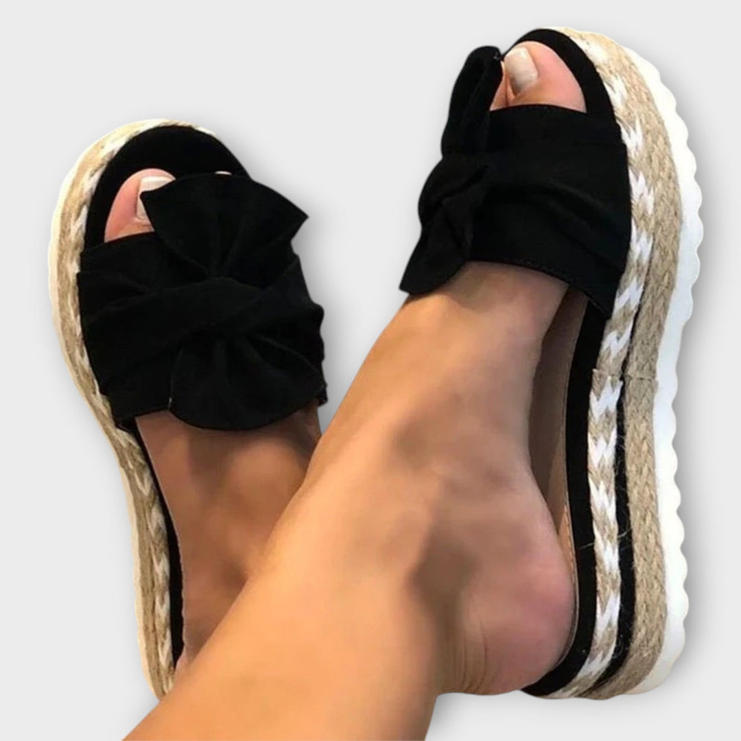 סנדלים פתוחים עם קשת דקורטיבית ונוחות מתמשכת