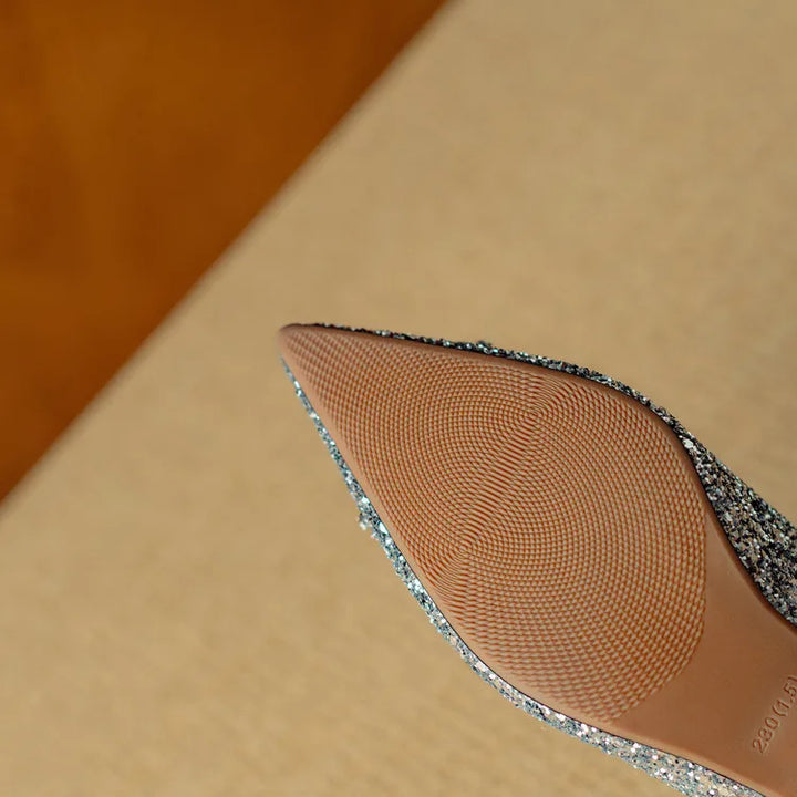 נעלי גלוריה מבריקות עם עקב יציב ואבזם קריסטל
