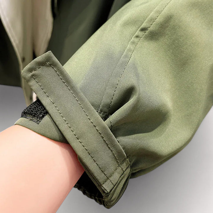 מעיל קל ואלגנטי עמיד במים עם גזרה מחמיאה