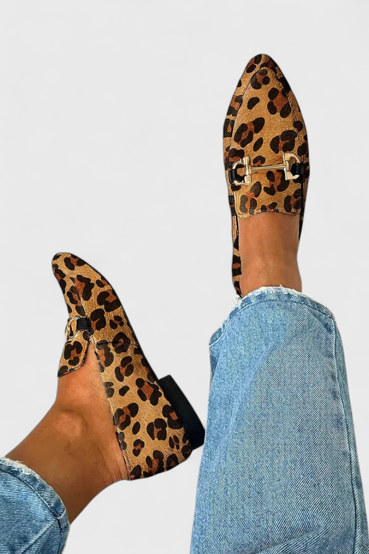 מוקסינים מעור עם חוד מחודד ועיצוב אלגנטי