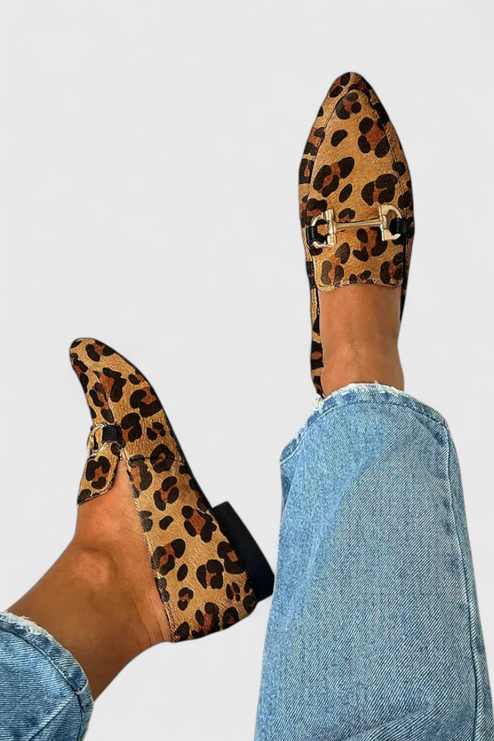 מוקסינים מעור עם חוד מחודד ועיצוב אלגנטי