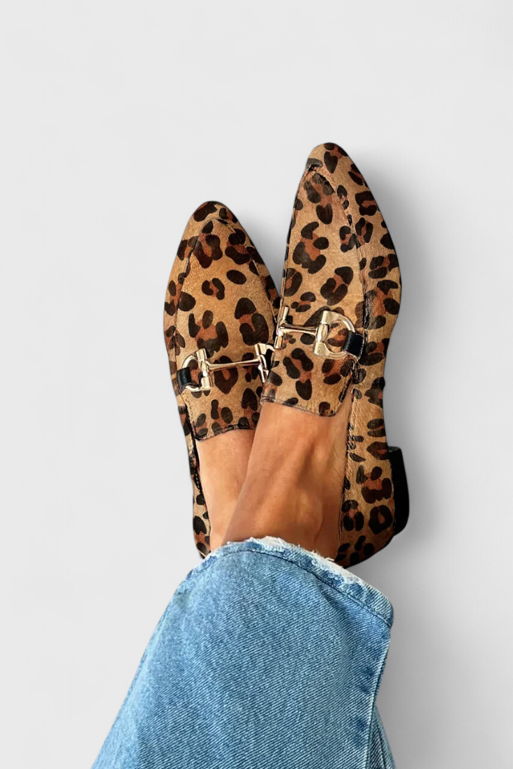 מוקסינים מעור עם חוד מחודד ועיצוב אלגנטי