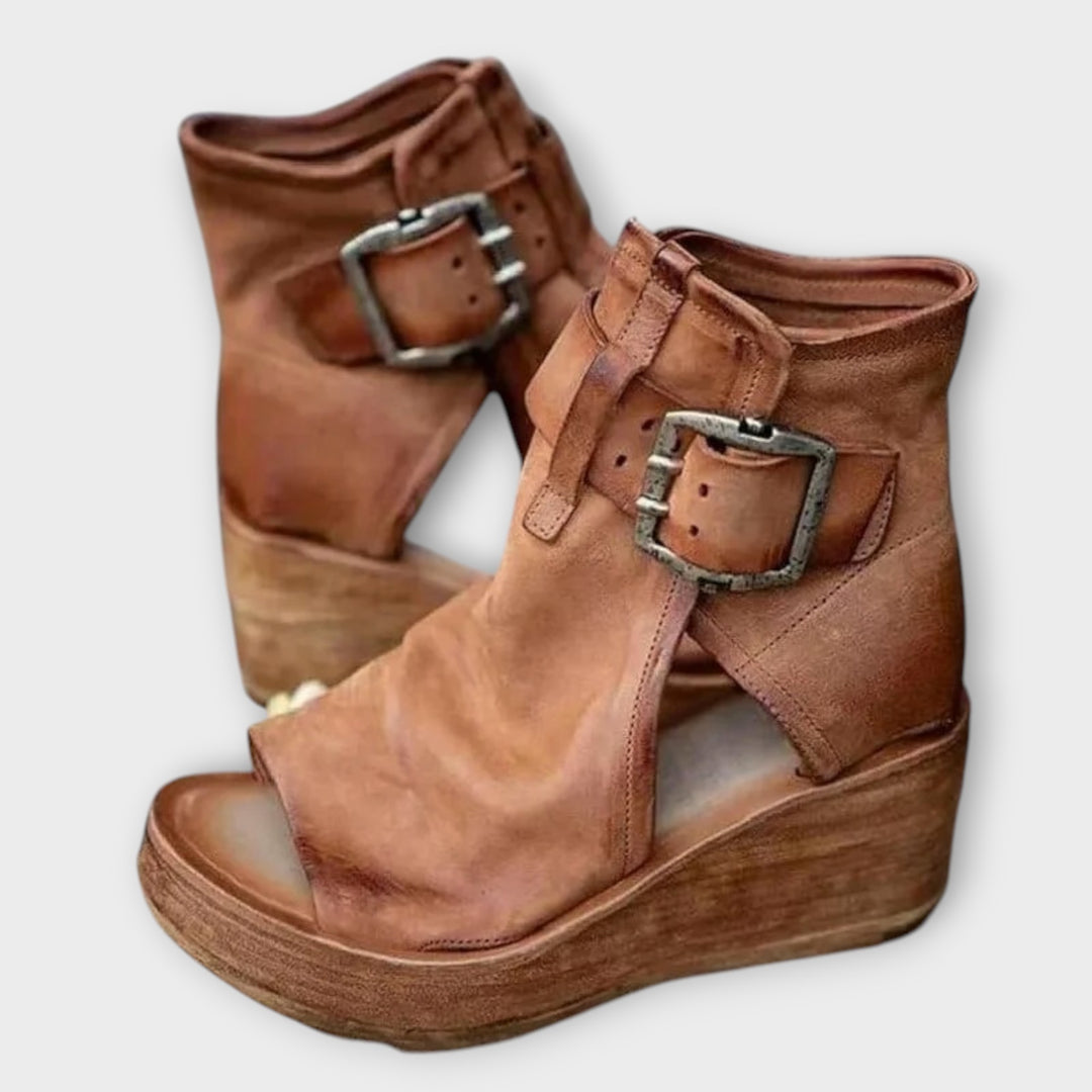 נעלי זמש עם אבזמים נועזים ועיצוב וינטג'