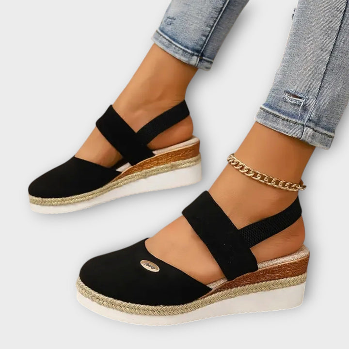 סנדלים ארגונומיים עם סוליה סופגת זעזועים