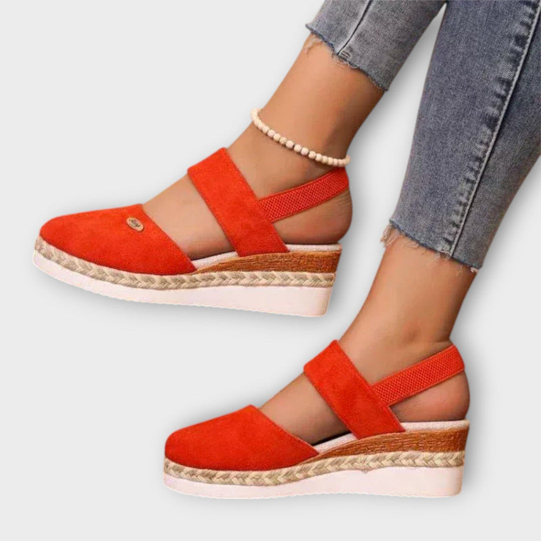 סנדלים ארגונומיים עם סוליה סופגת זעזועים