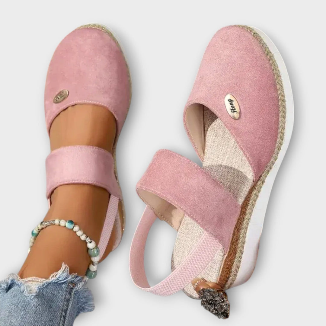 סנדלים ארגונומיים עם סוליה סופגת זעזועים