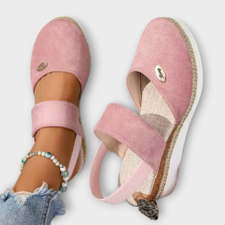 סנדלים ארגונומיים עם סוליה סופגת זעזועים