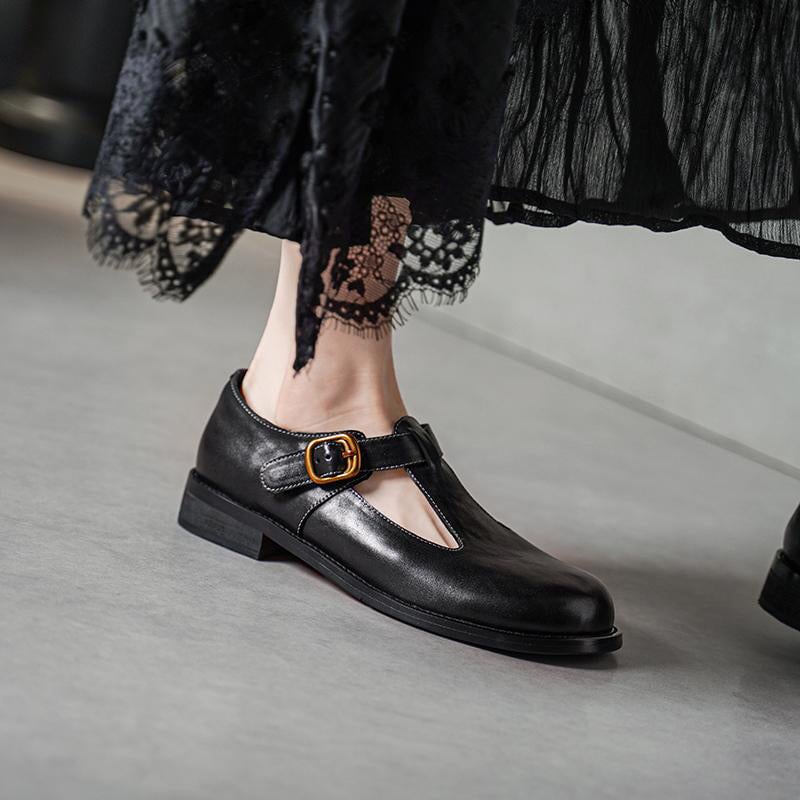 מרי ג'יינס אלגנטיות עם רצועת T מעוצבת