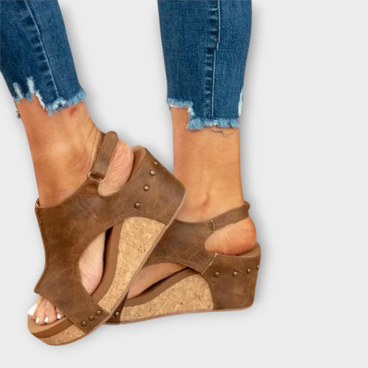 סנדלים אורטופדיים מעור עם עיצוב ארגונומי