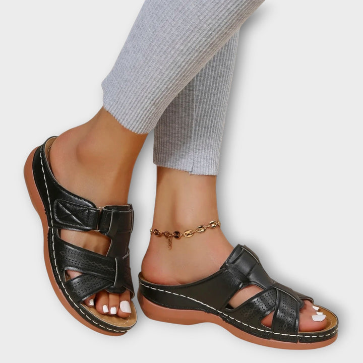 סנדלים מעור ארגונומיים עם עיצוב אלגנטי