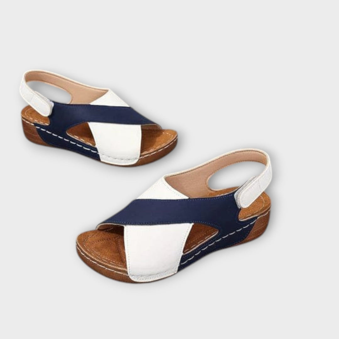 סנדלים פתוחים עם רצועה מתכווננת לנוחות ואלגנטיות