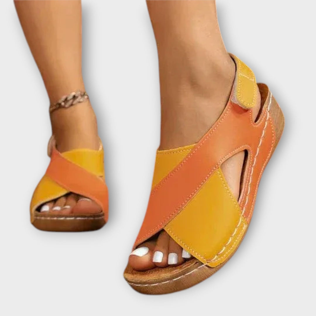 סנדלים פתוחים עם רצועה מתכווננת לנוחות ואלגנטיות