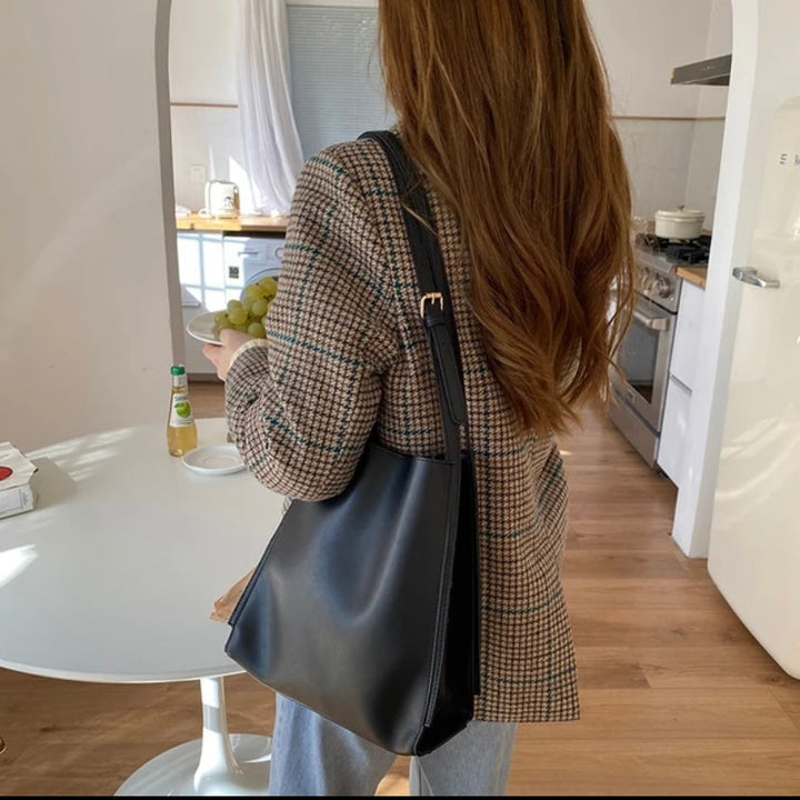 תיק קמיל בעיצוב אלגנטי עם פנים מרווחות