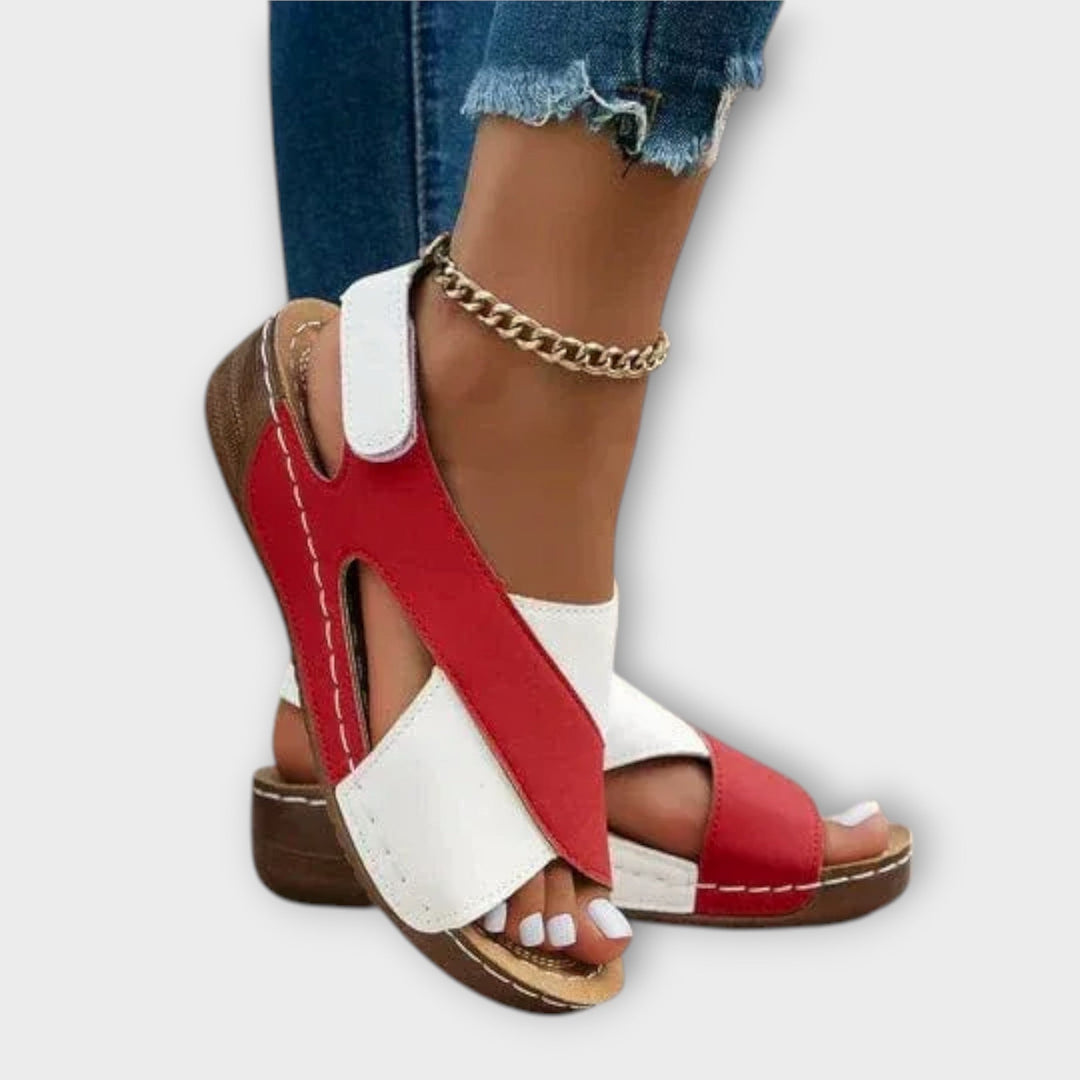 סנדלים פתוחים עם רצועה מתכווננת לנוחות ואלגנטיות