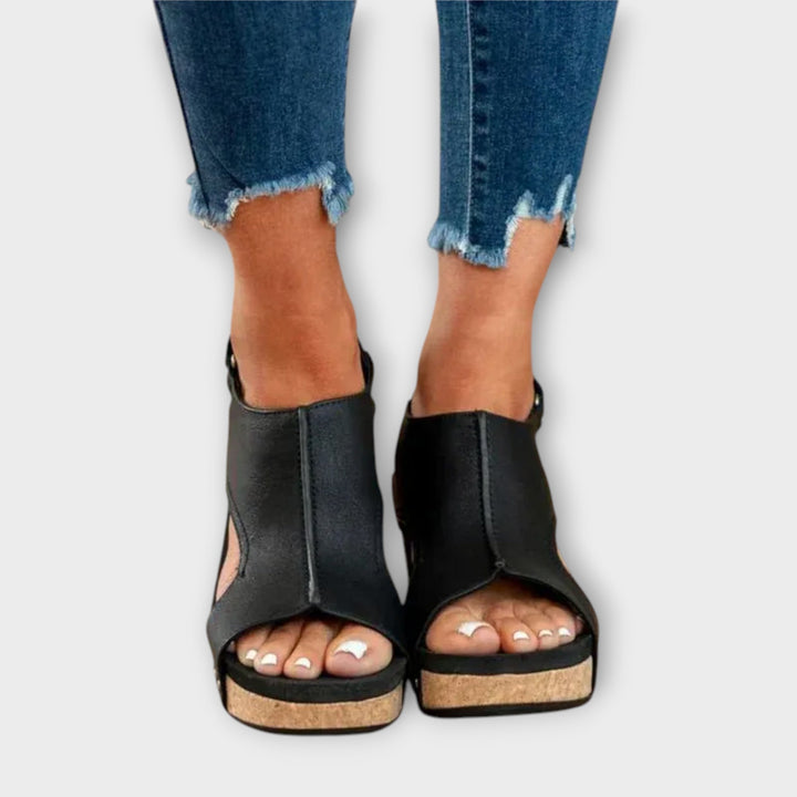 סנדלים אורטופדיים מעור עם עיצוב ארגונומי