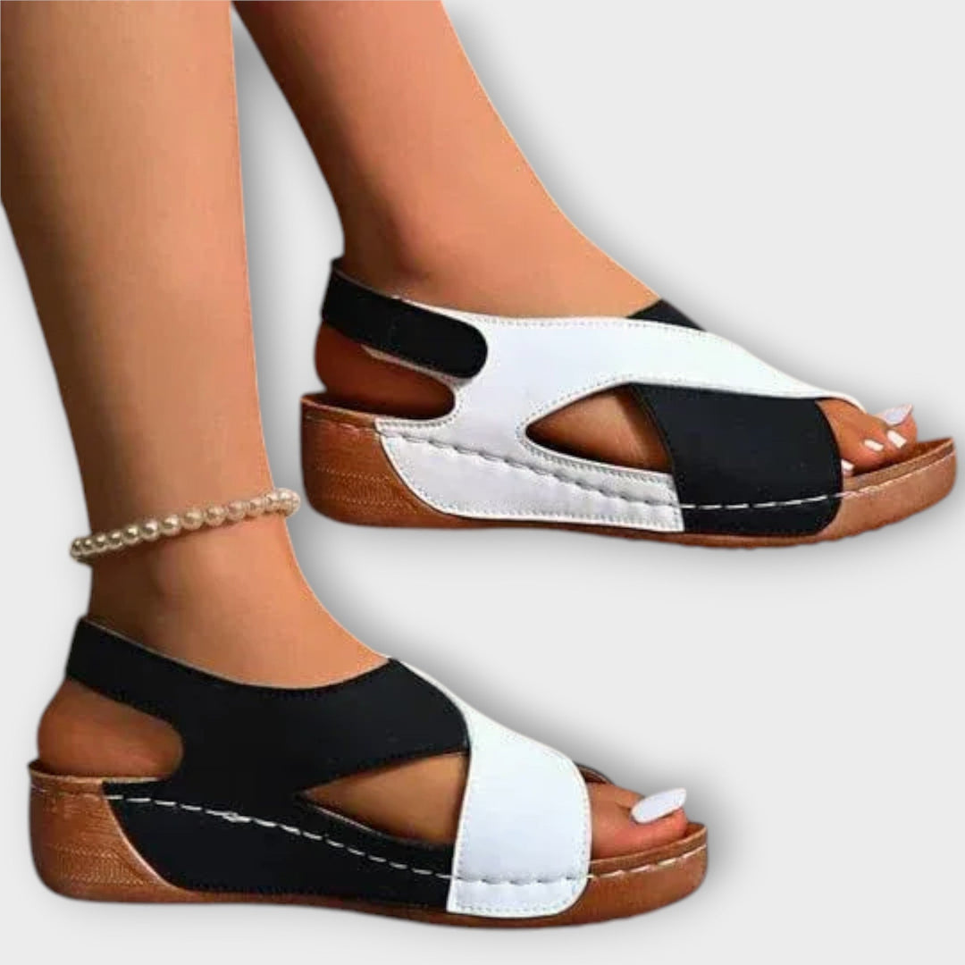 סנדלים פתוחים עם רצועה מתכווננת לנוחות ואלגנטיות