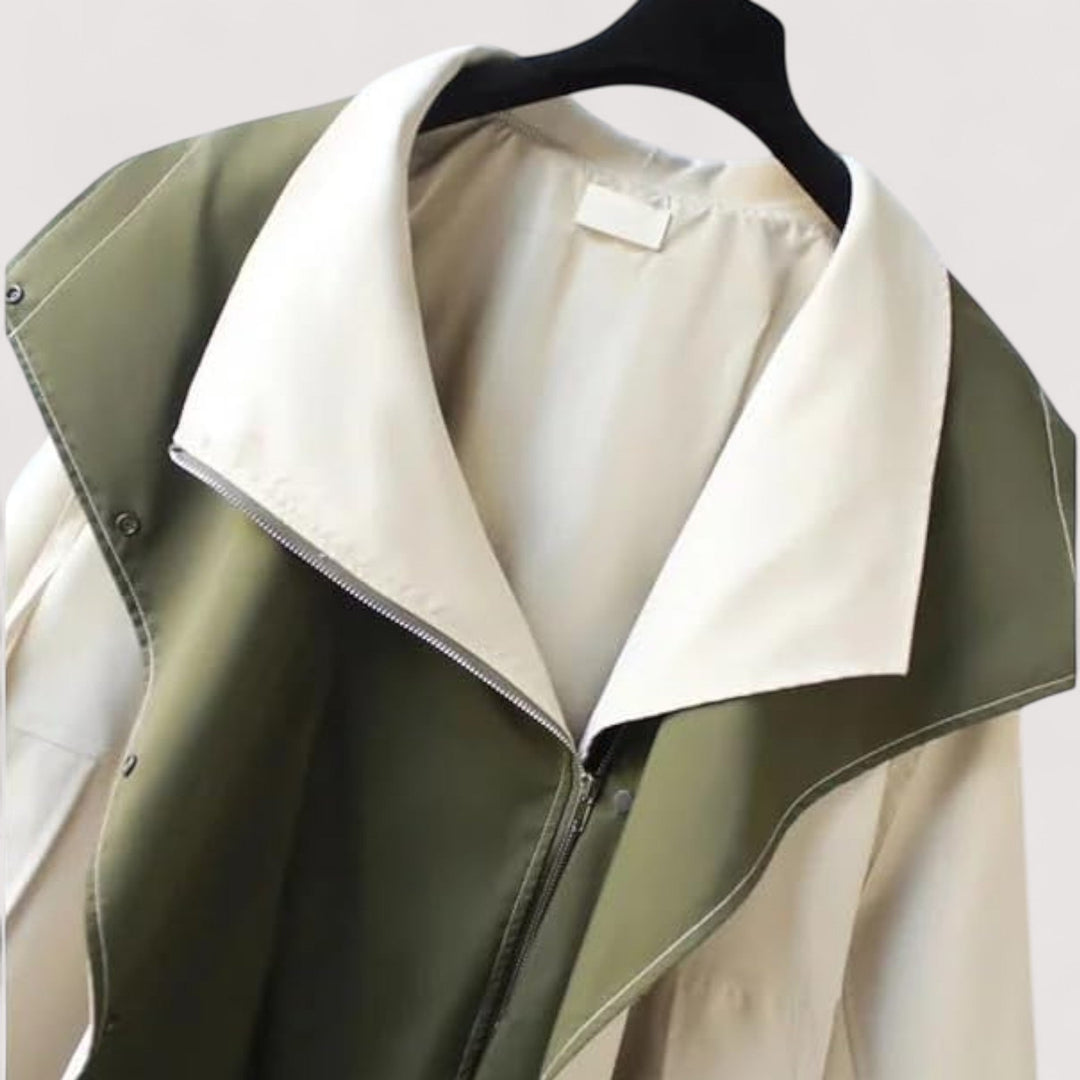 מעיל קל ואלגנטי עמיד במים עם גזרה מחמיאה