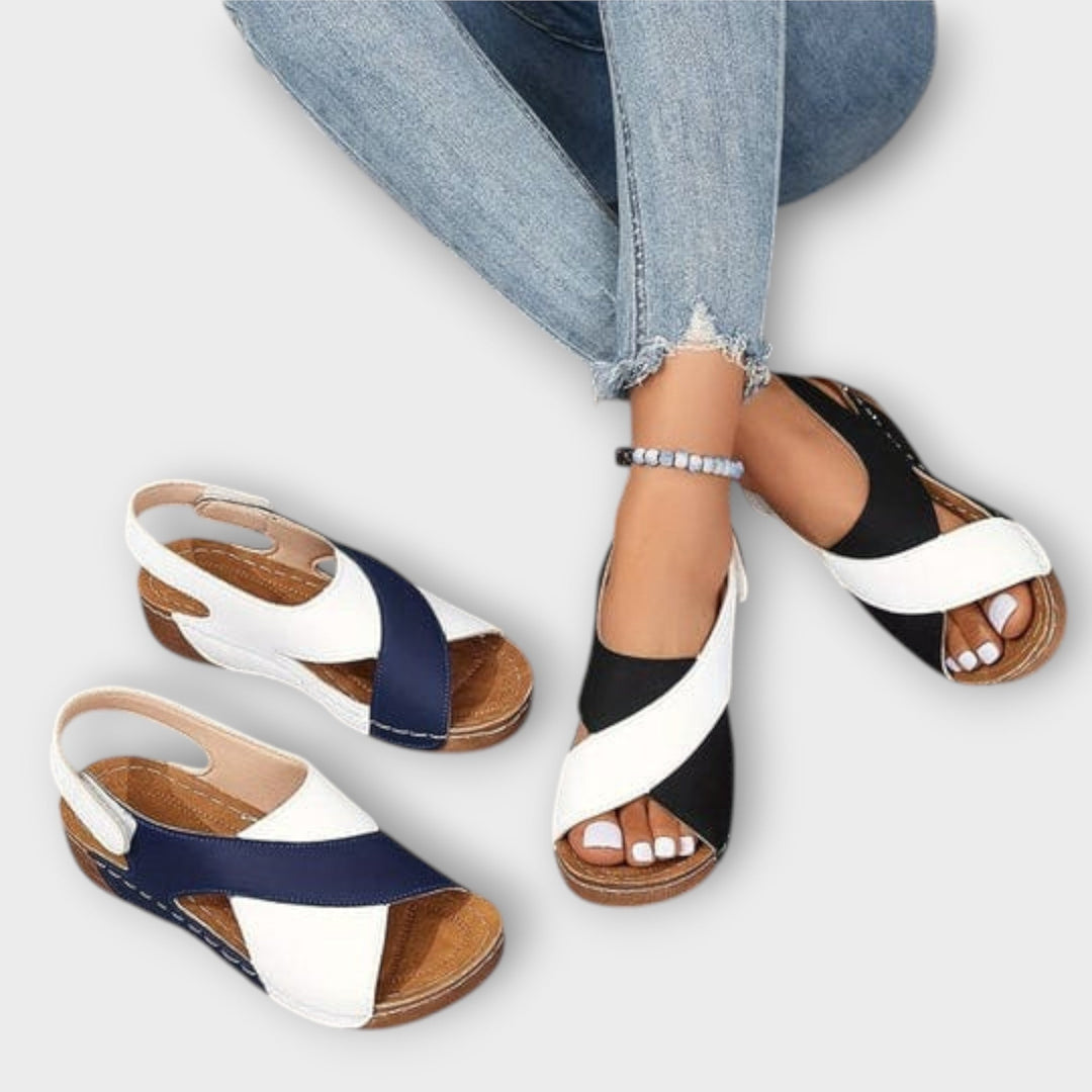 סנדלים פתוחים עם רצועה מתכווננת לנוחות ואלגנטיות