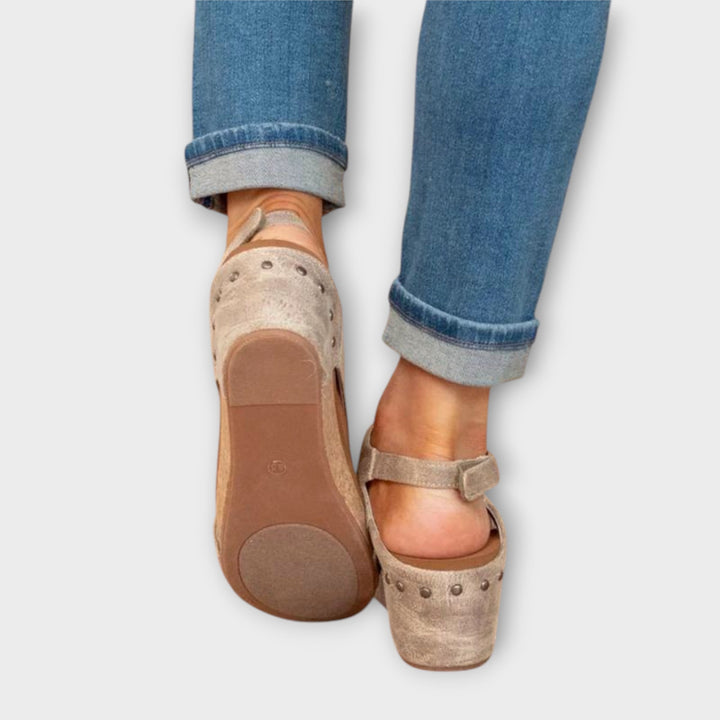 סנדלים אורטופדיים מעור עם עיצוב ארגונומי