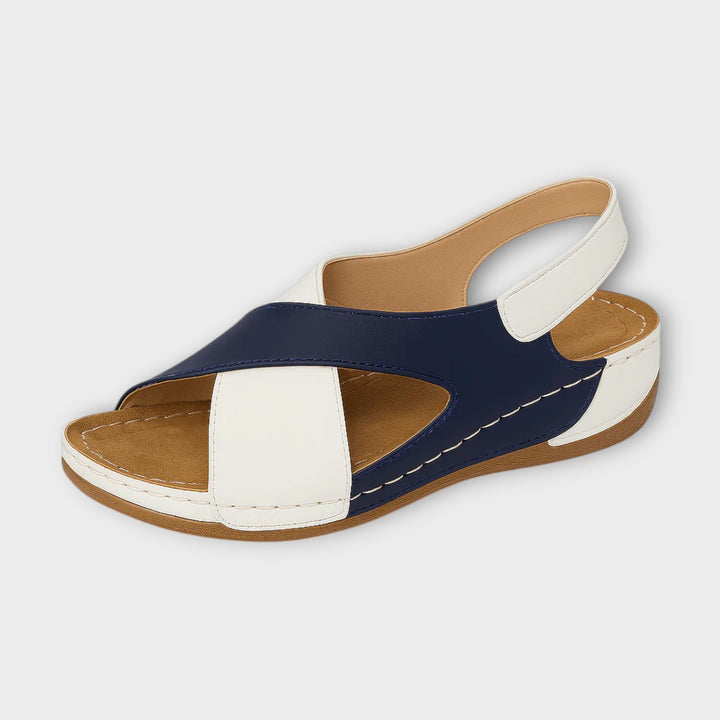 סנדלים פתוחים עם רצועה מתכווננת לנוחות ואלגנטיות