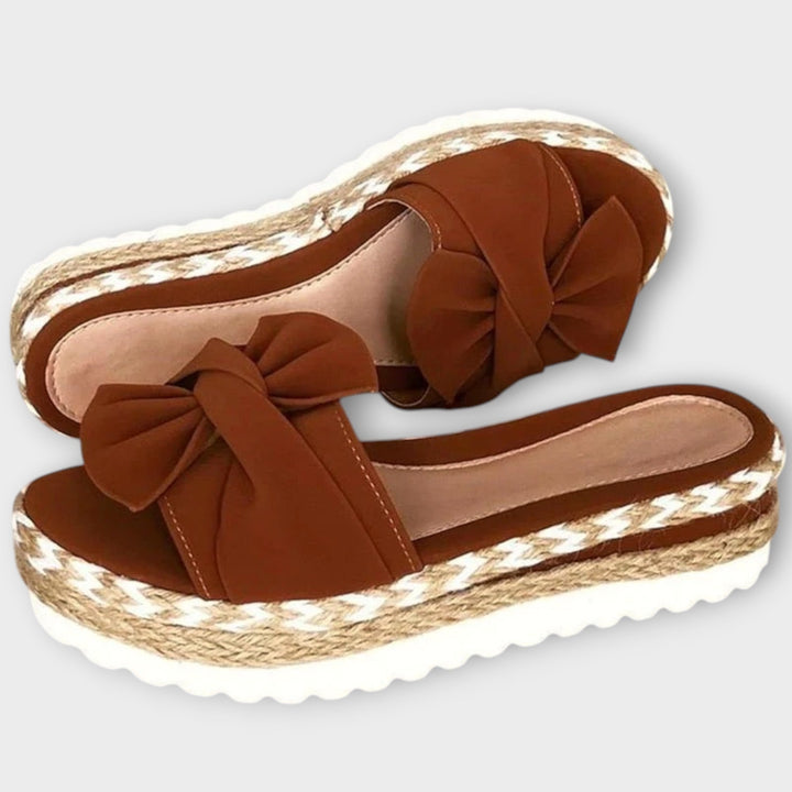 סנדלים פתוחים עם קשת דקורטיבית ונוחות מתמשכת