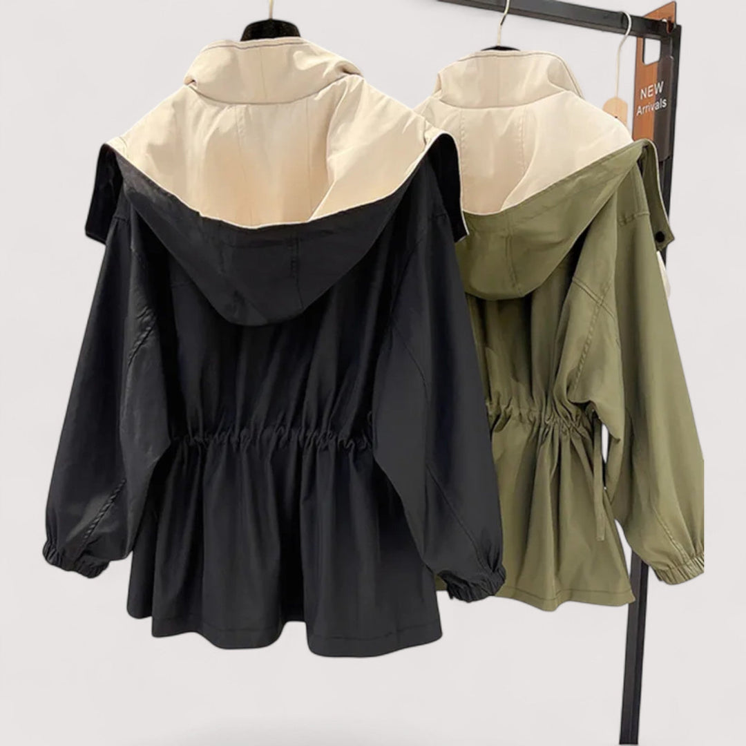 מעיל קל ואלגנטי עמיד במים עם גזרה מחמיאה