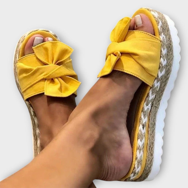 סנדלים פתוחים עם קשת דקורטיבית ונוחות מתמשכת