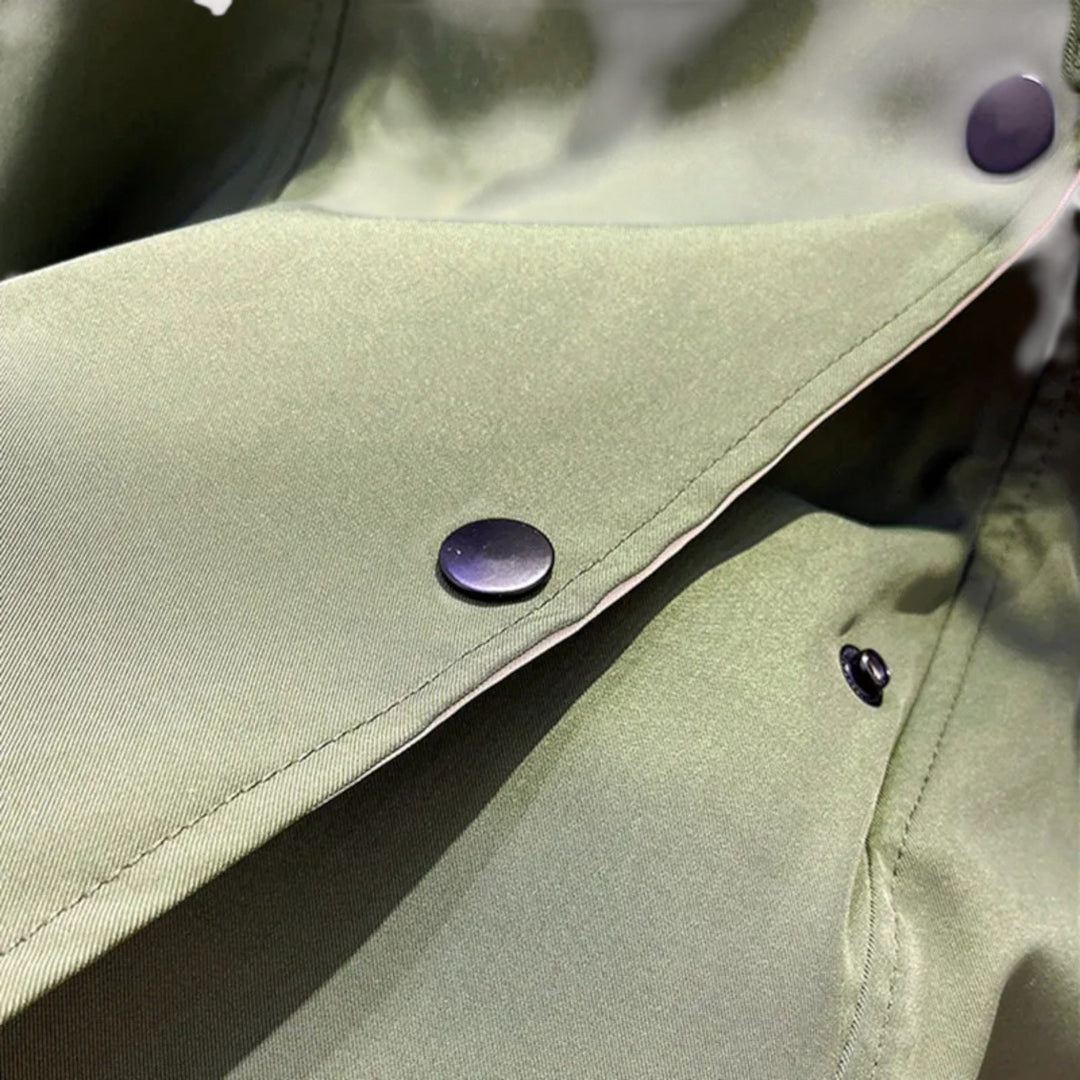 מעיל קל ואלגנטי עמיד במים עם גזרה מחמיאה