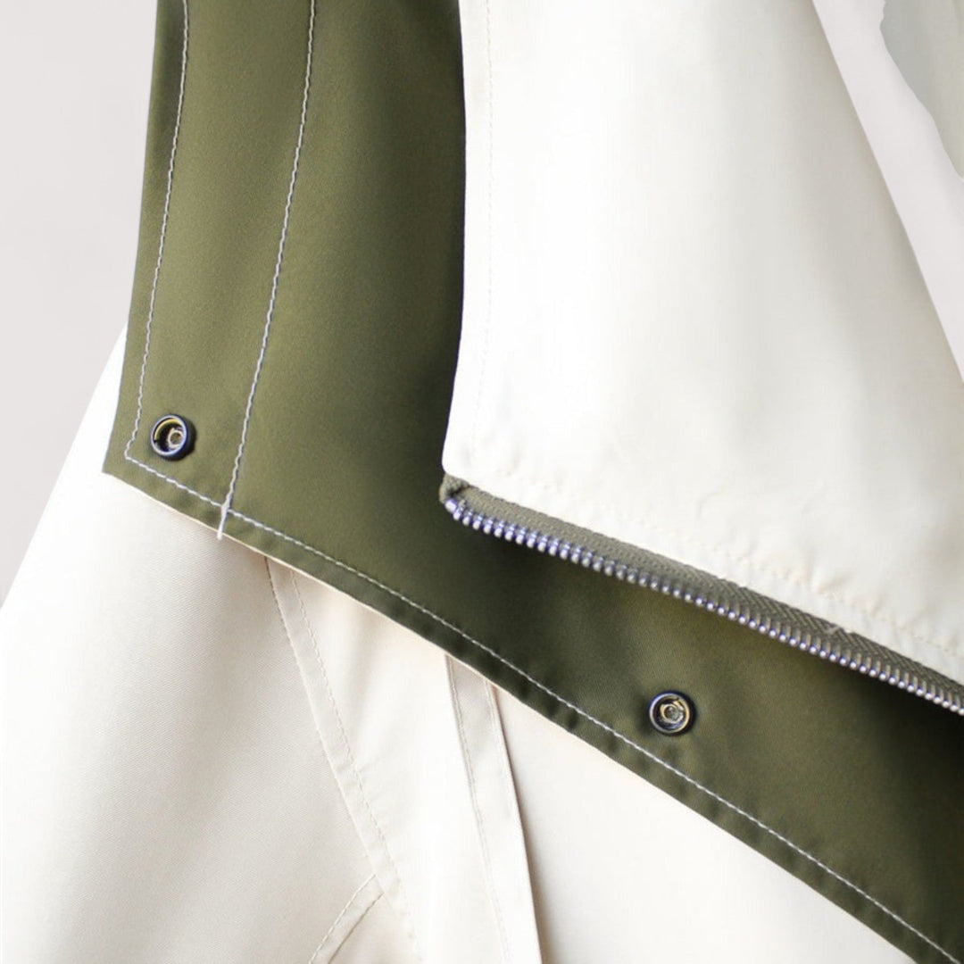 מעיל קל ואלגנטי עמיד במים עם גזרה מחמיאה