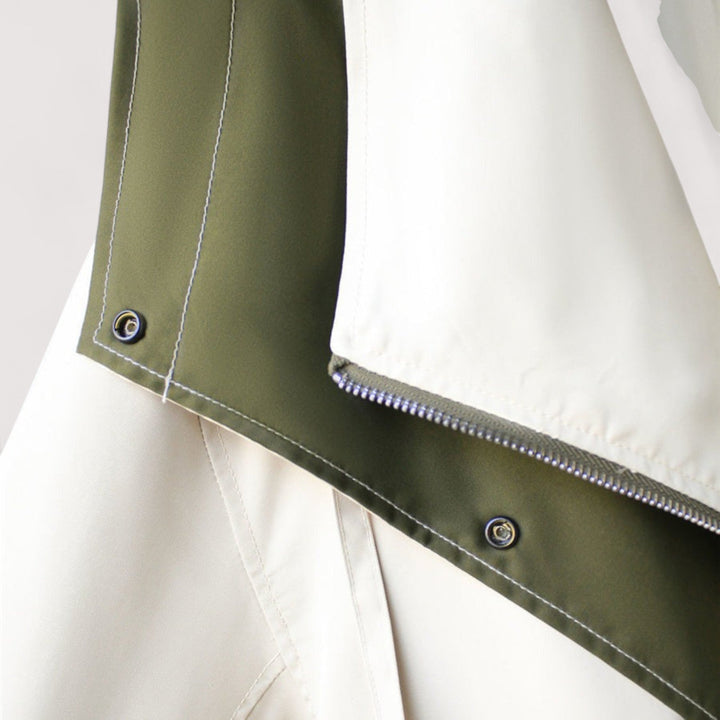 מעיל קל ואלגנטי עמיד במים עם גזרה מחמיאה