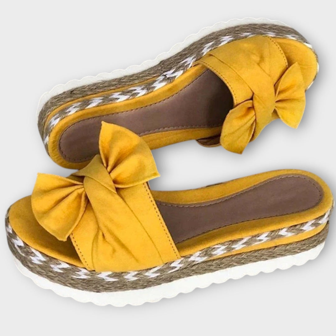 סנדלים פתוחים עם קשת דקורטיבית ונוחות מתמשכת