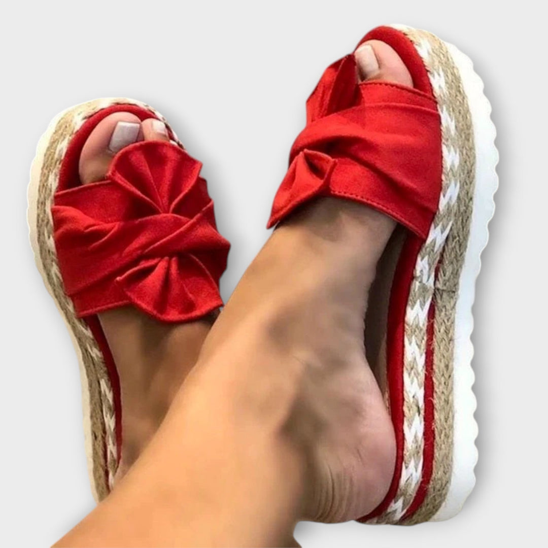 סנדלים פתוחים עם קשת דקורטיבית ונוחות מתמשכת